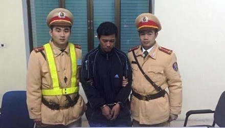 CSGT kiem tra xe khach, bat nghi can tang tru ma tuy hinh anh