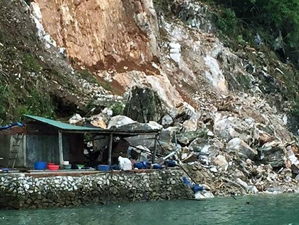 Lo nui o Quang Ninh, 3 nan nhan ket sau 15 m duoi nuoc hinh anh