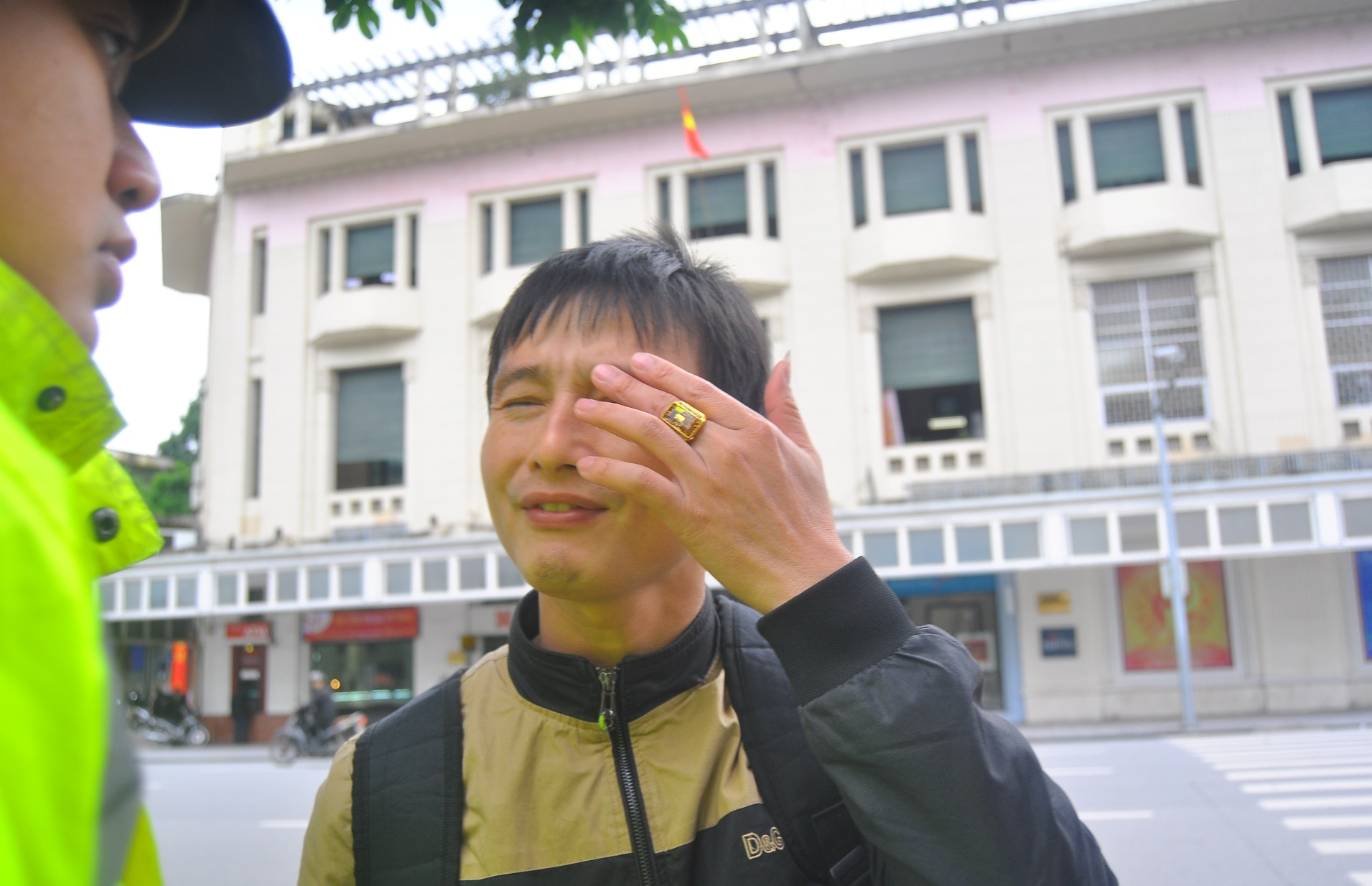 Hon 100 nguoi di bo vi pham luat bi xu phat hinh anh