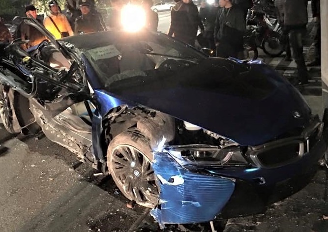 Gay tai nan tren pho, xe hop BMW i8 bep rum hinh anh