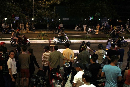 Mot du khach Canada nhay lau thiet mang hinh anh