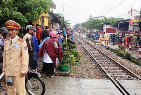 Bang duong ray, hai me con bi tau can tu vong hinh anh