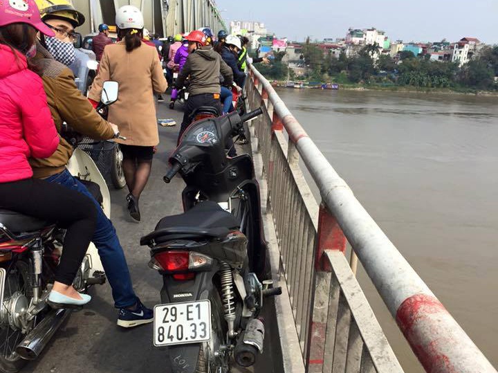 Bo xe may tren cau, thanh nien nhay xuong song hinh anh