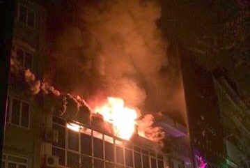 Quan ca phe chay rui giua dem hinh anh