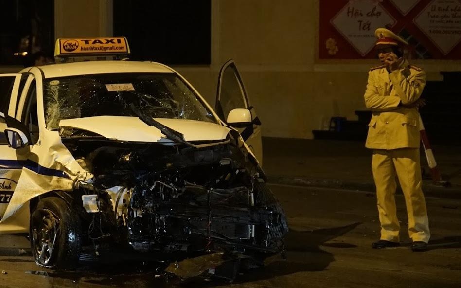 Vuot den do, xe hop dam nat taxi giua dem hinh anh