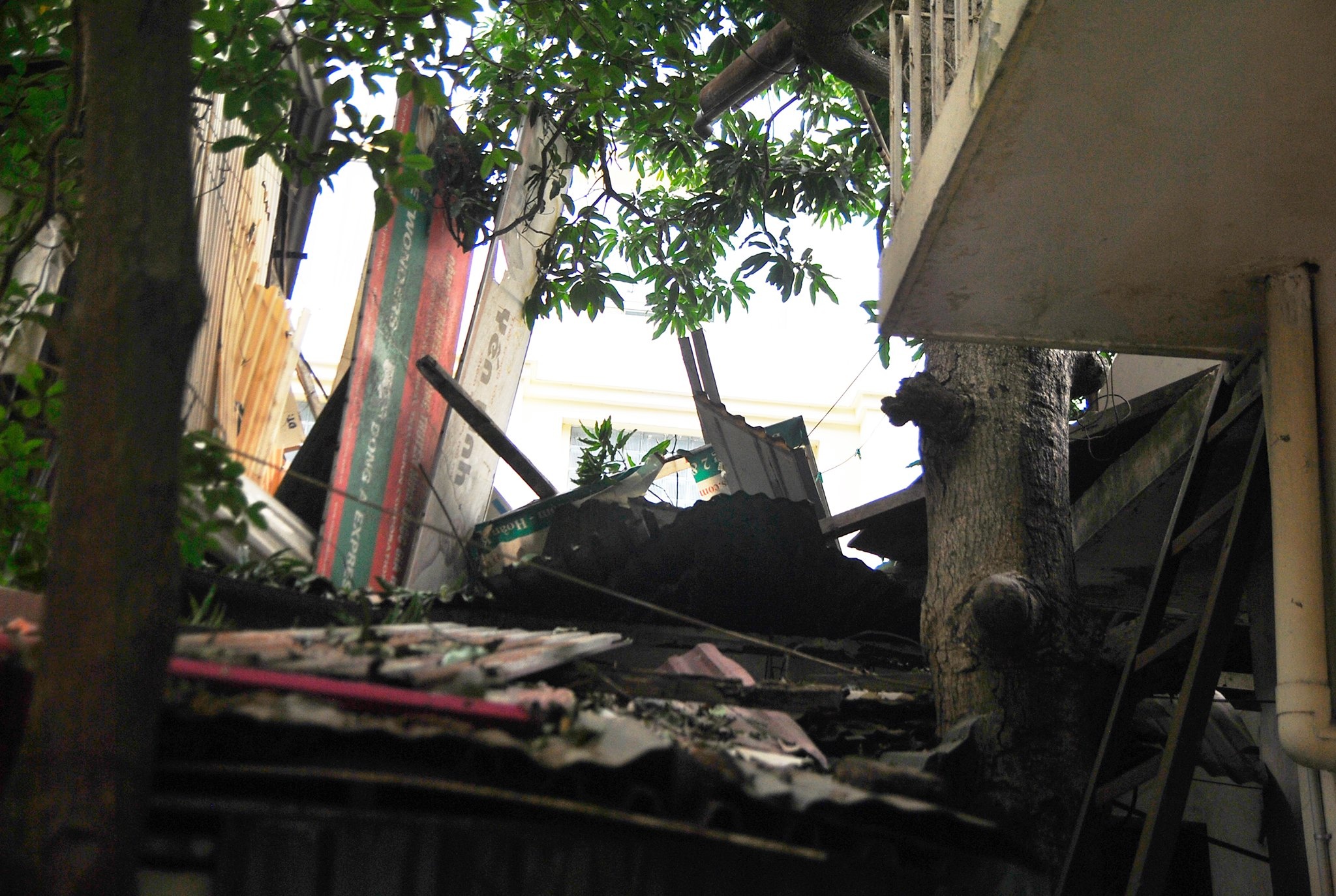 Dinh chi cong trinh de roi vat lieu vao nha dan hinh anh