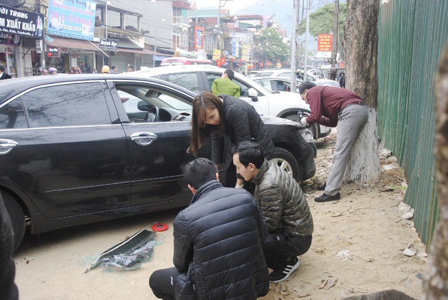 Hang loat xe hop bi dap vo kinh, trom do hinh anh