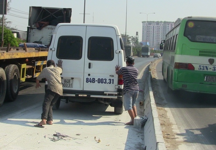 Oto 16 cho boc chay, hanh khach bung cua thao chay hinh anh