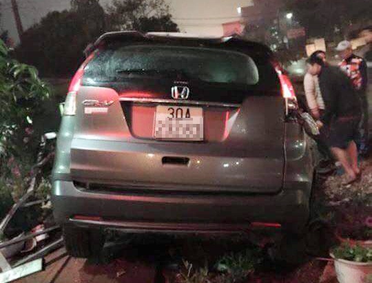 Nu tai xe bo oto thao chay khi tau hoa toi hinh anh