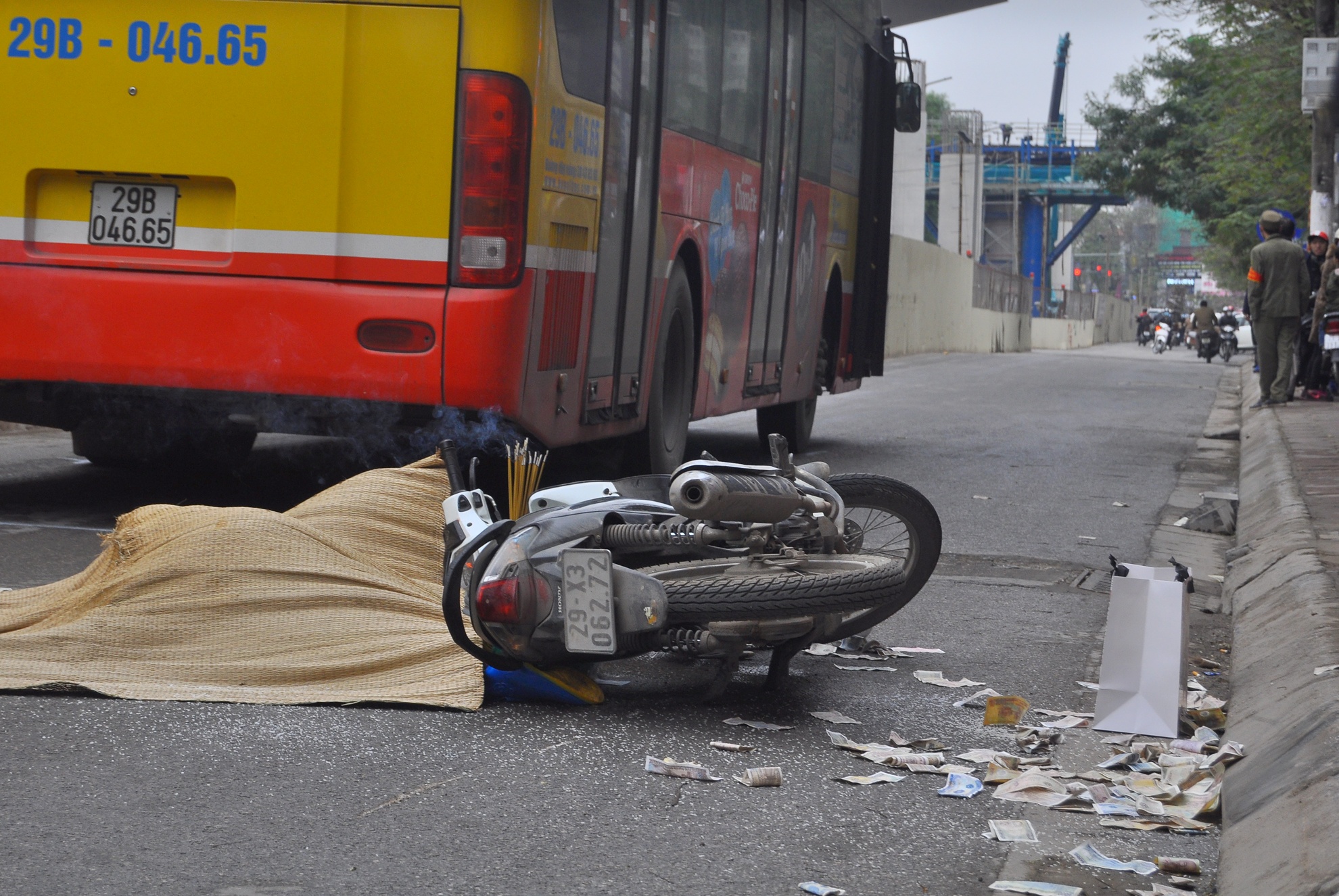 Nguoi phu nu bi xe buyt can tu vong giua pho hinh anh