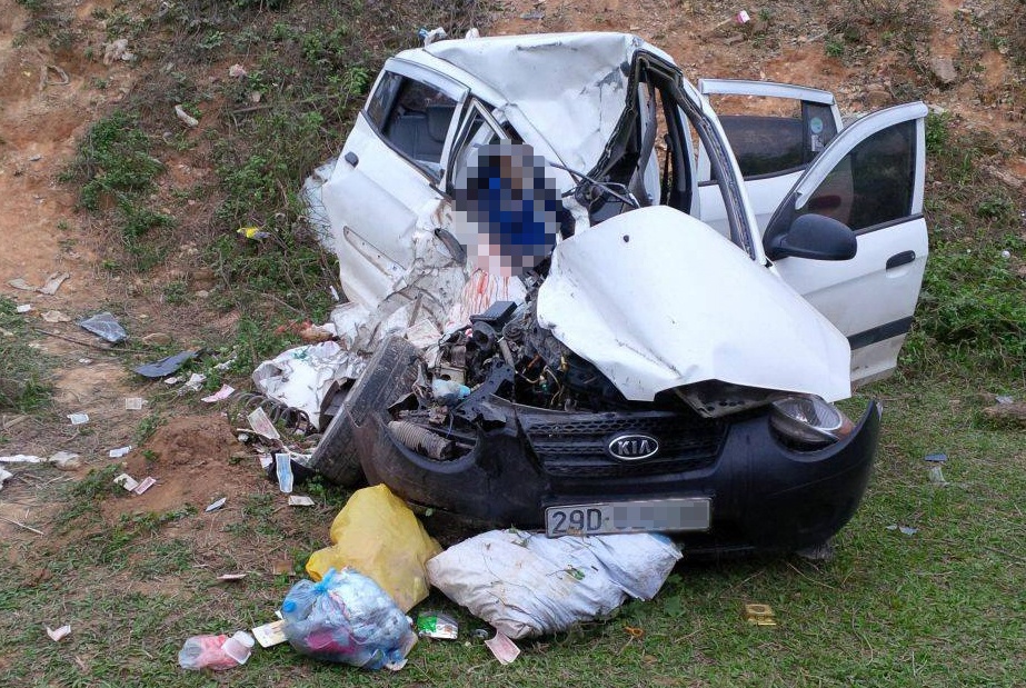 Doi dau xe tai, tai xe Kia tu vong tren ghe lai hinh anh