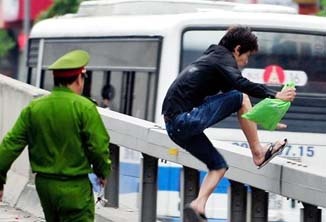 Ha Noi da phat hon 500 nguoi di bo sai quy dinh hinh anh