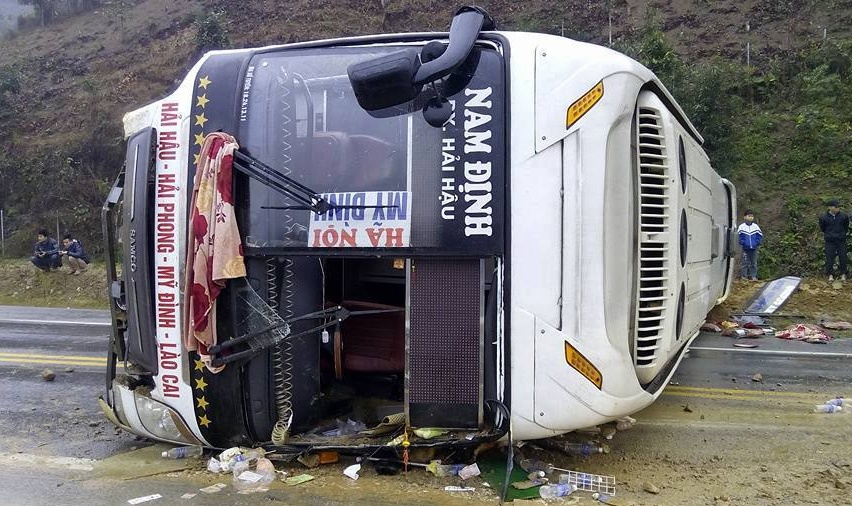 Lat xe giuong nam tren cao toc, hanh khach la het hinh anh