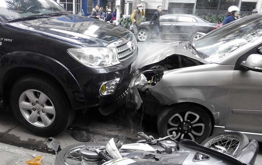 Tong hai thanh nien bat tinh, tai xe oto bo di hinh anh