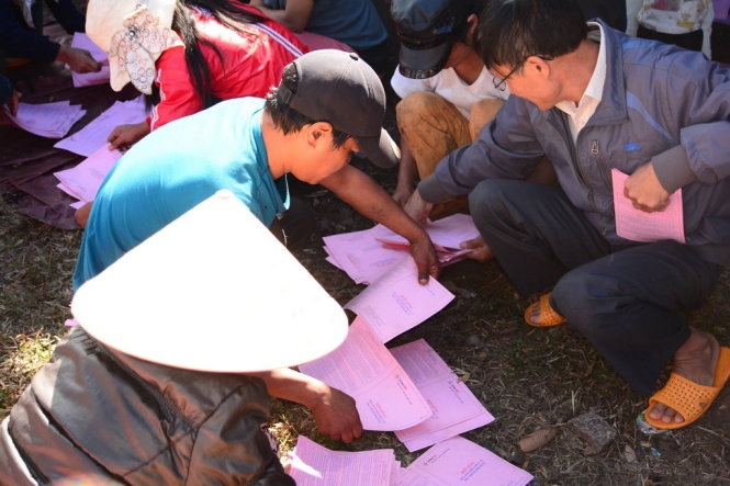 Nhan vien dien luc do hop dong xuong san, bat dan boi tim hinh anh