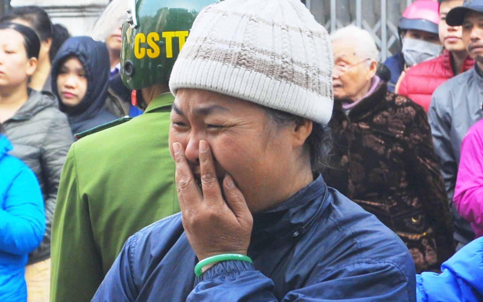 Nhieu nguoi bat khoc khi chung kien 3 nan nhan tu vong hinh anh