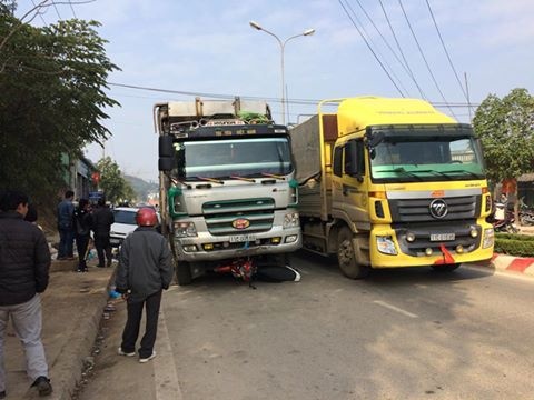 Lan lan vuot phai, xe tai tong lien hoan, 2 nguoi nhap vien hinh anh