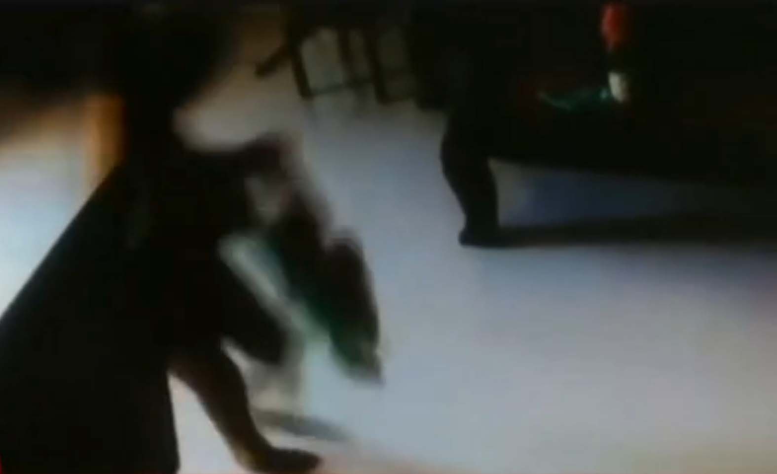 Nu osin xach nguoc be 8 thang tuoi gay phan no hinh anh