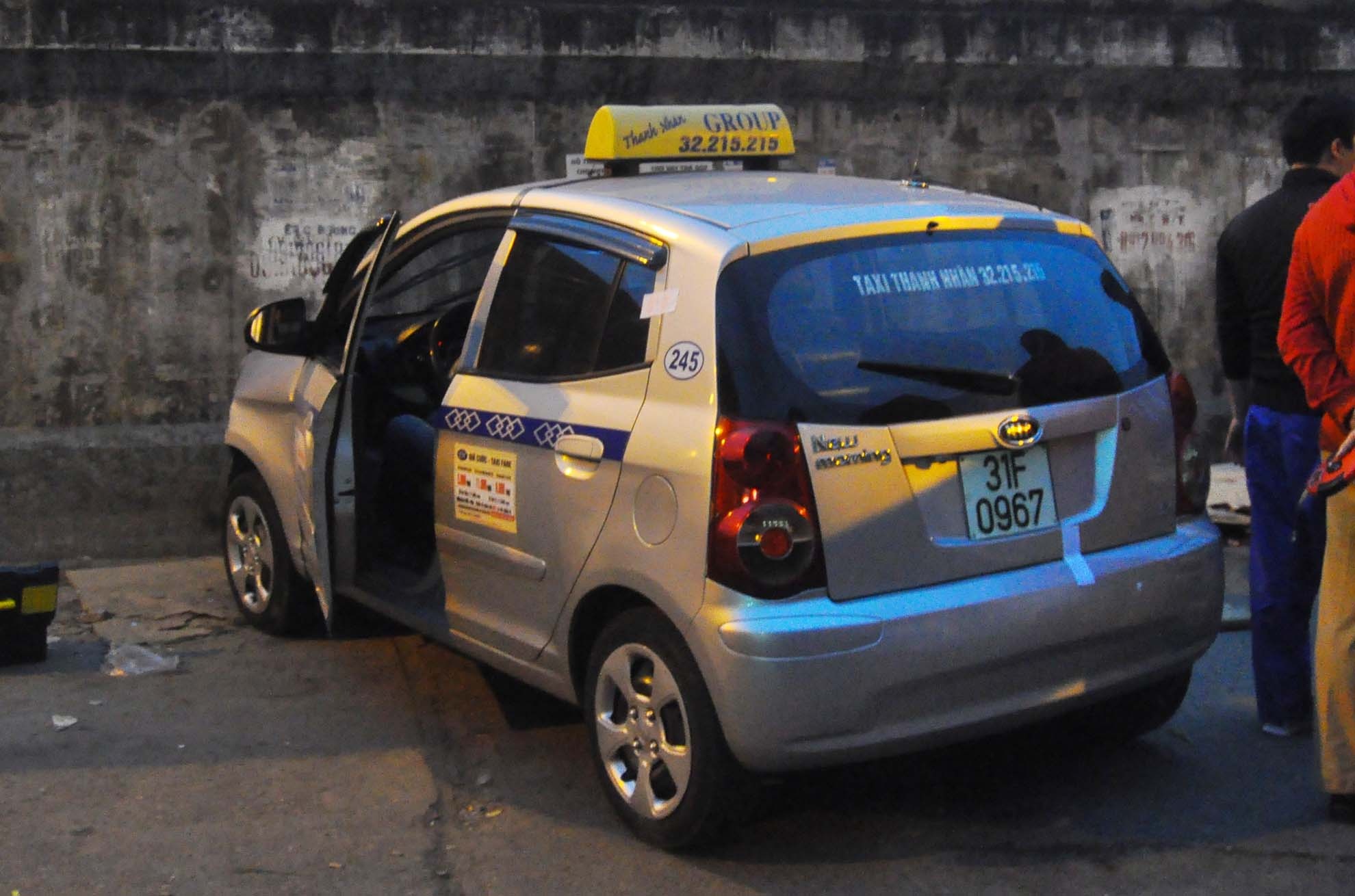 Be trai trong vu taxi mat lai co tien luong xau hinh anh