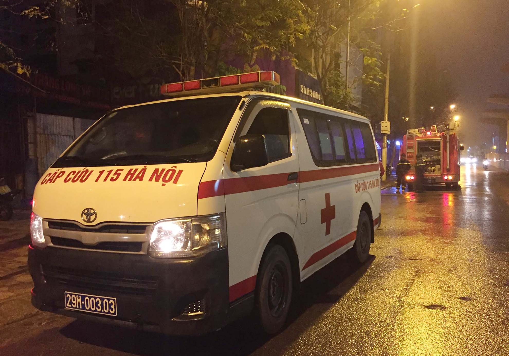 Chay cua hang dien thoai, 8 nguoi nhay lau thoat than hinh anh