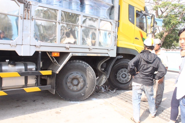 Xe tai can chet ong cu khi cua vao cong nha may hinh anh