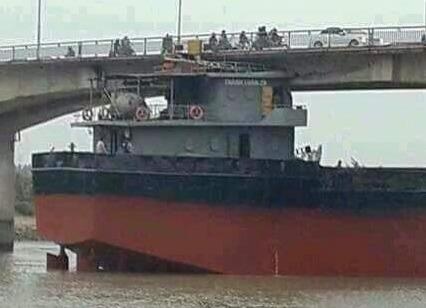 Bi tau 3.000 tan dam nut, dam cau An Thai co nguy co sap hinh anh