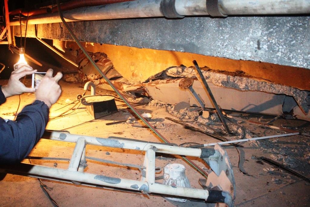 Tàu thủy đâm nứt dầm cầu ảnh 1 Tau thuy dam nut dam cau anh 1