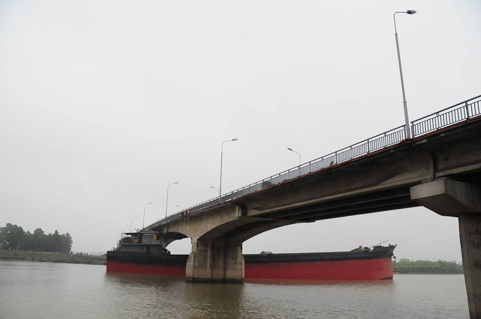Tàu thủy đâm vỡ dầm cầu ảnh 1 Tau thuy dam vo dam cau anh 1