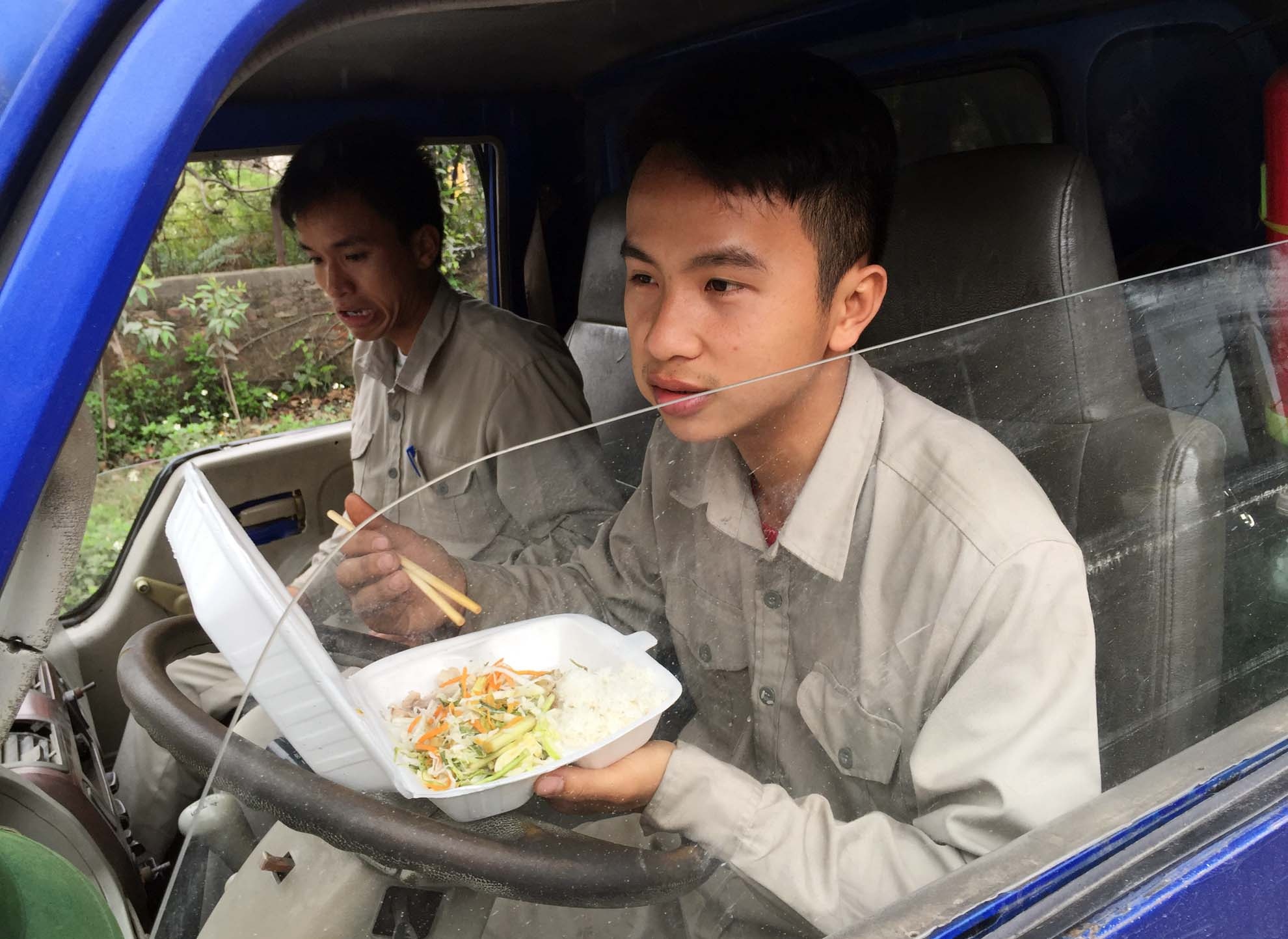 Giao thong te liet quanh cay cau bi dam nat dam hinh anh