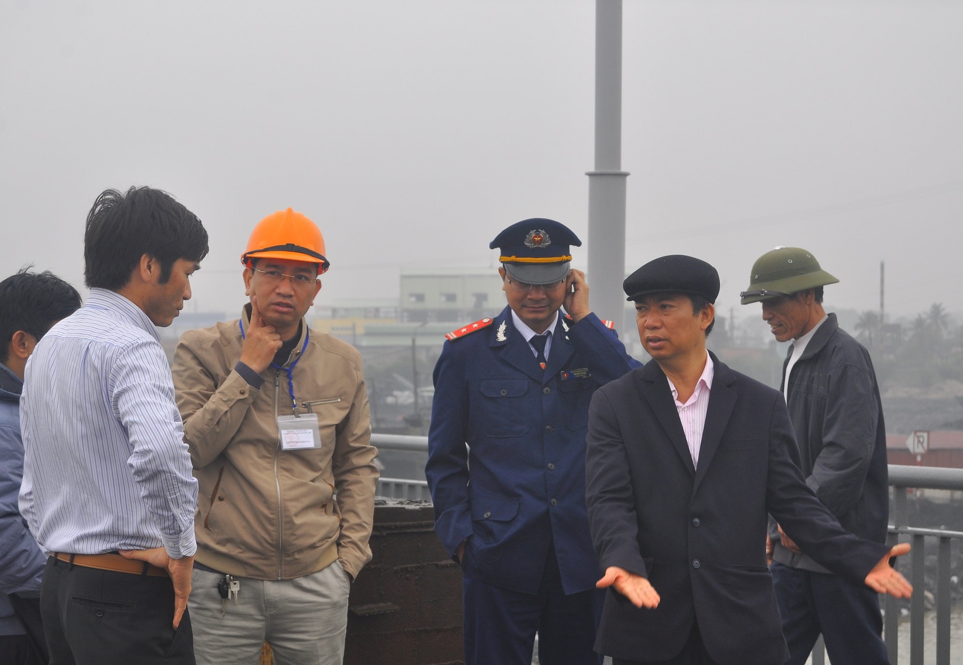 Tau thuy dam vo dam cau anh 7