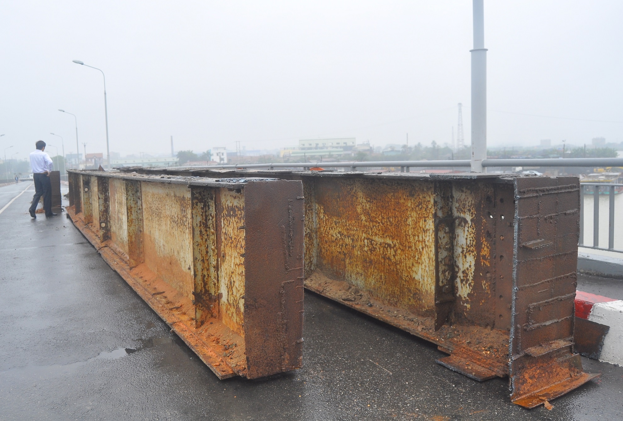 Tau thuy dam vo dam cau anh 9