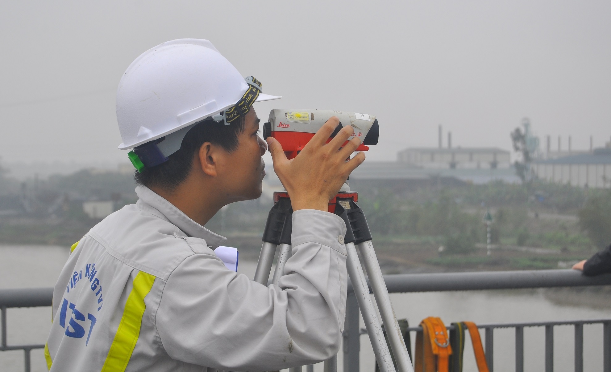 Tau thuy dam vo dam cau anh 8