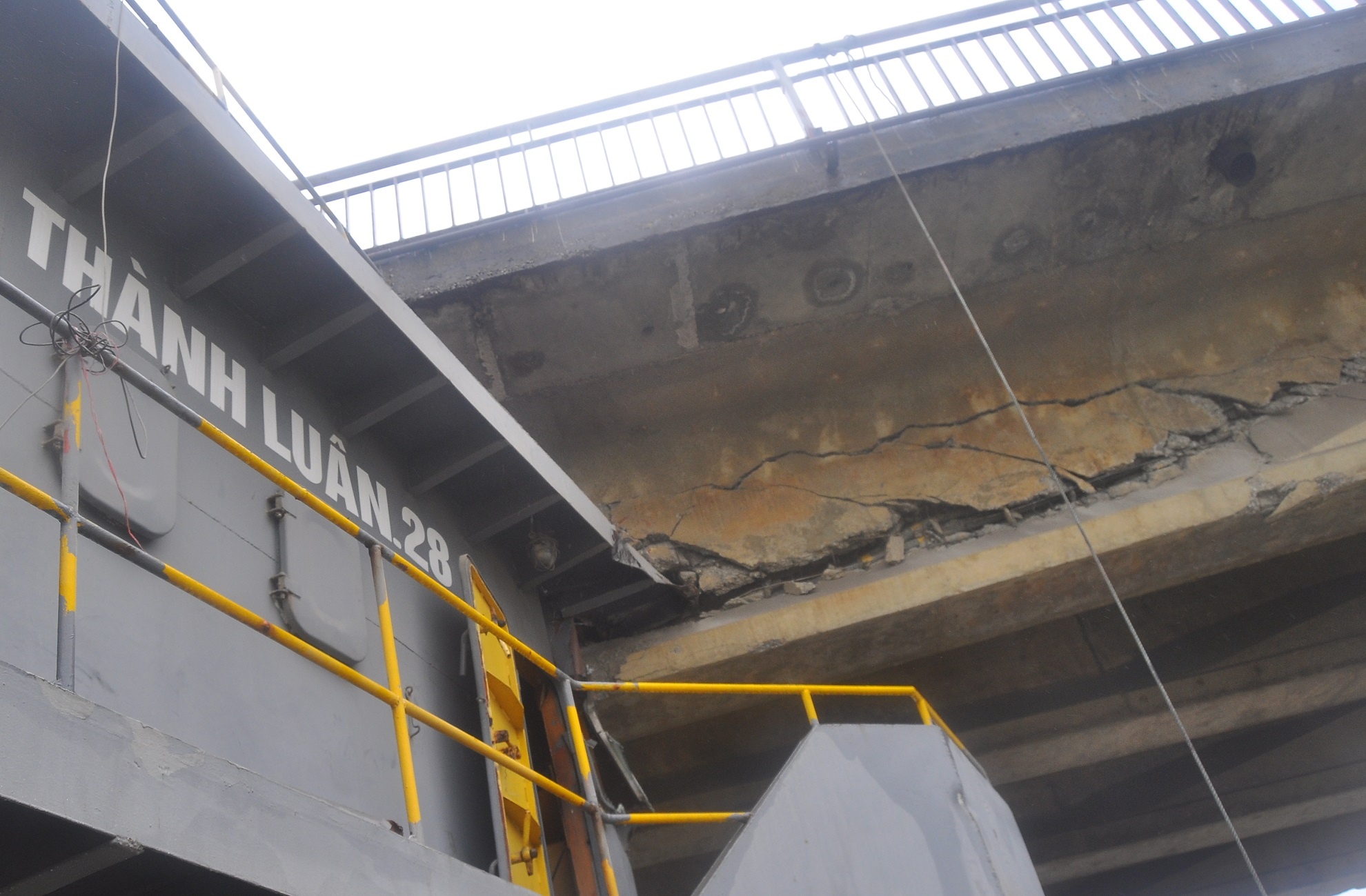 Tau thuy dam vo dam cau anh 2