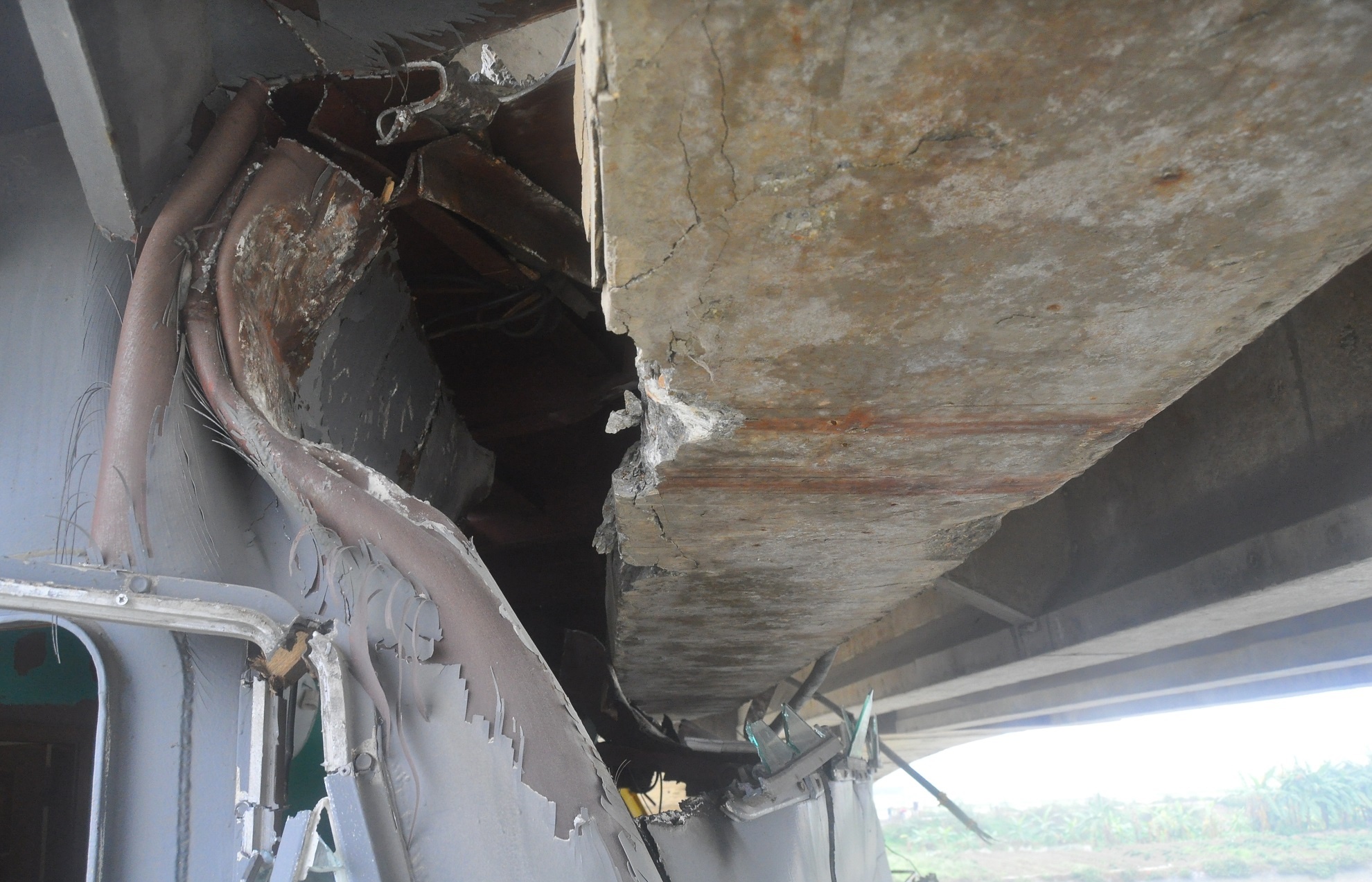 Tau thuy dam vo dam cau anh 6