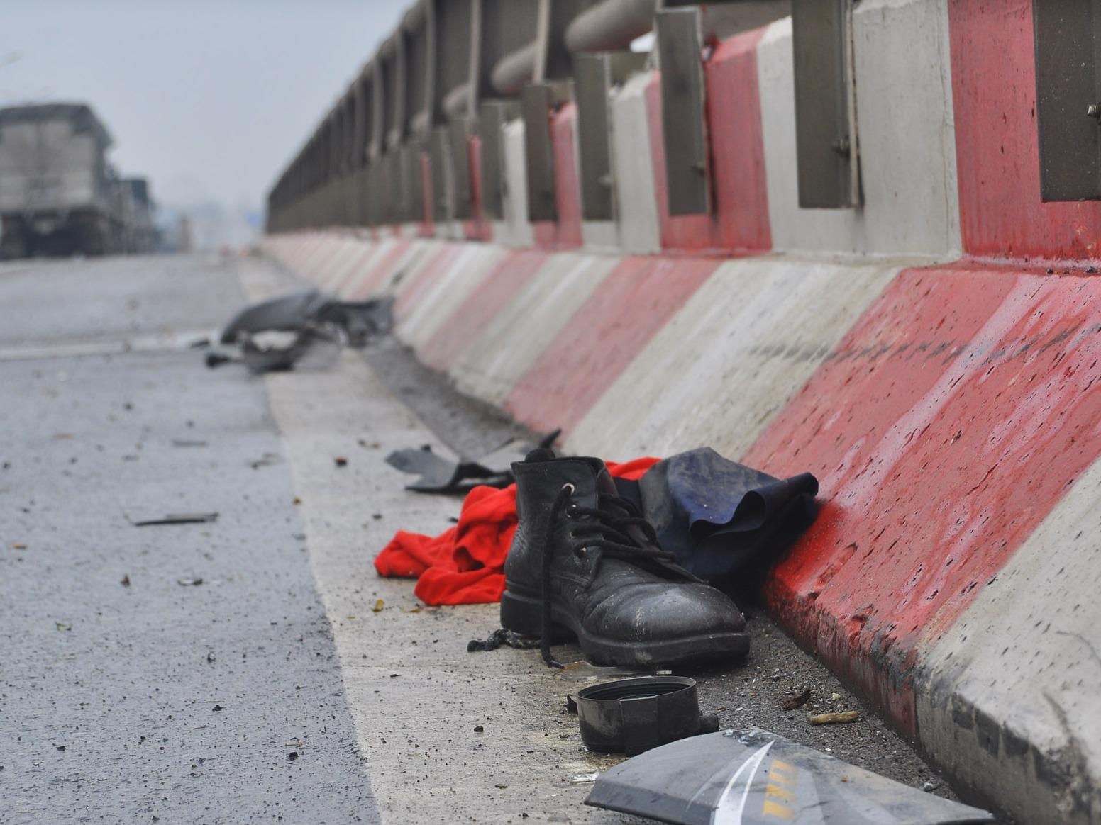 Nam thanh nien roi tu tren cau xuong dat tu vong hinh anh