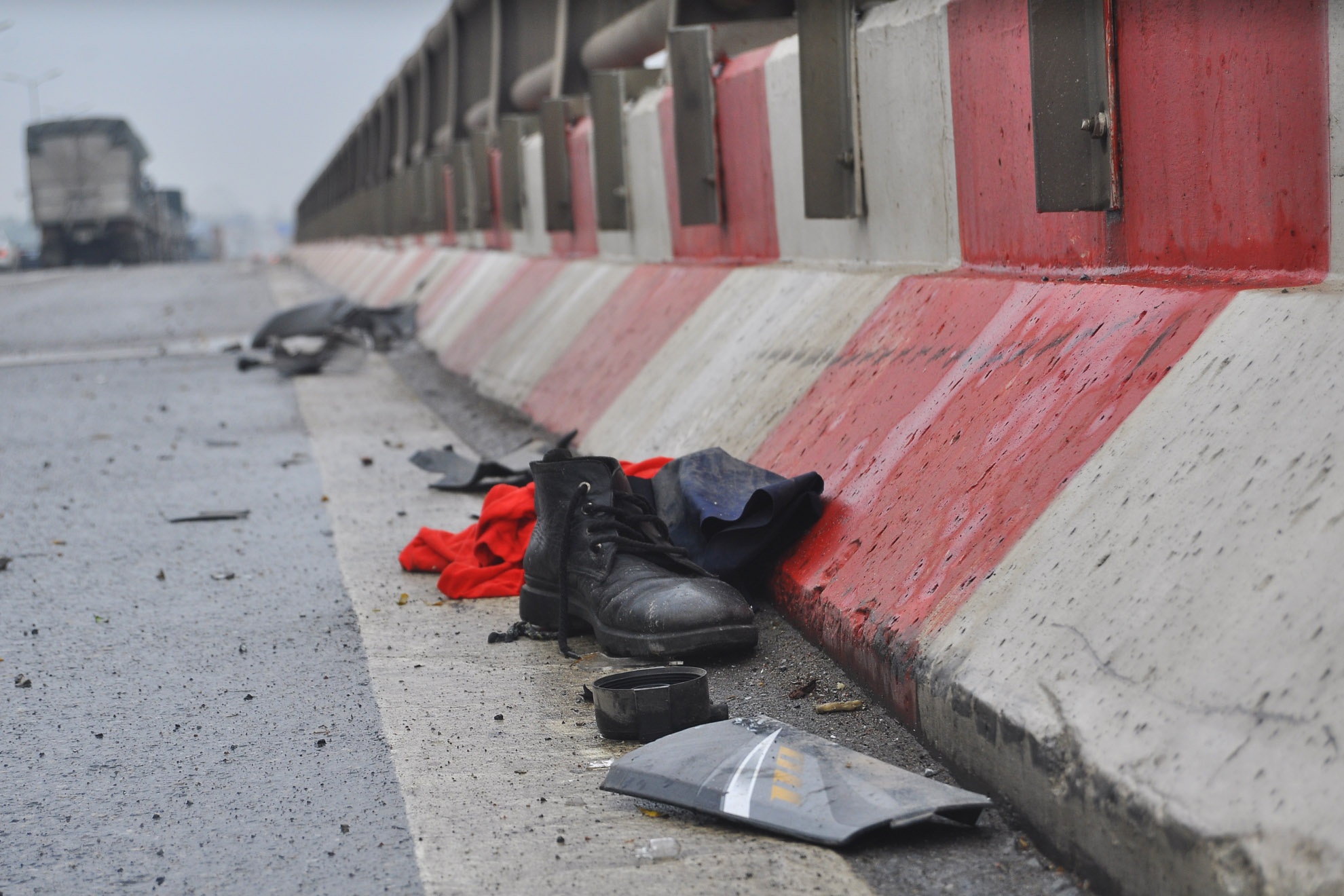 thanh nien roi xuong cau anh 2