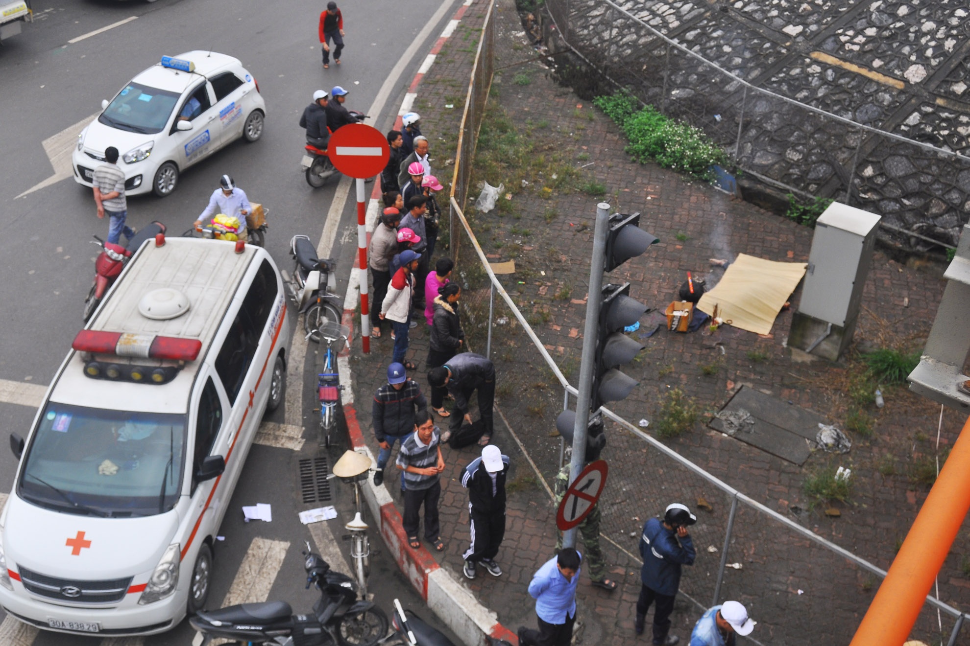 thanh nien roi xuong cau anh 1