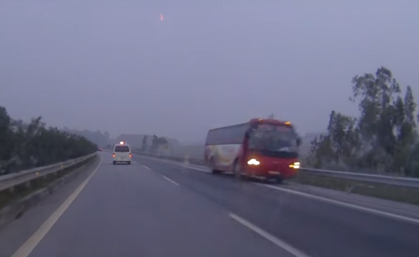 Lai xe khac nguoc chieu tren cao toc anh 1