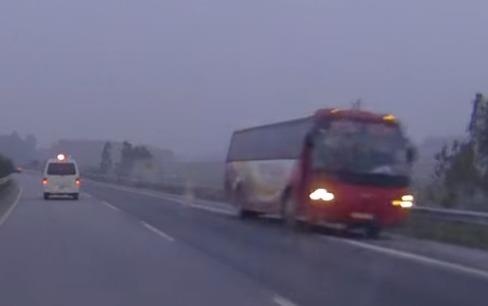 Xe khach chay nguoc chieu tren cao toc hinh anh