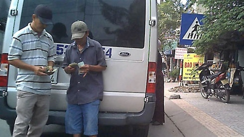 Xa hoi den bao ke xe khach anh 1