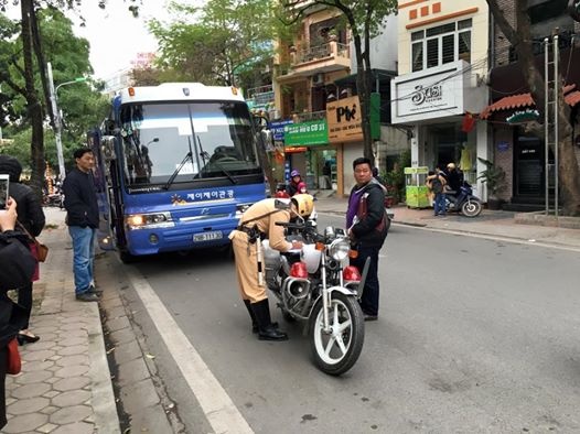Canh sat xu phat doan xe don hoc sinh trong pho cam hinh anh