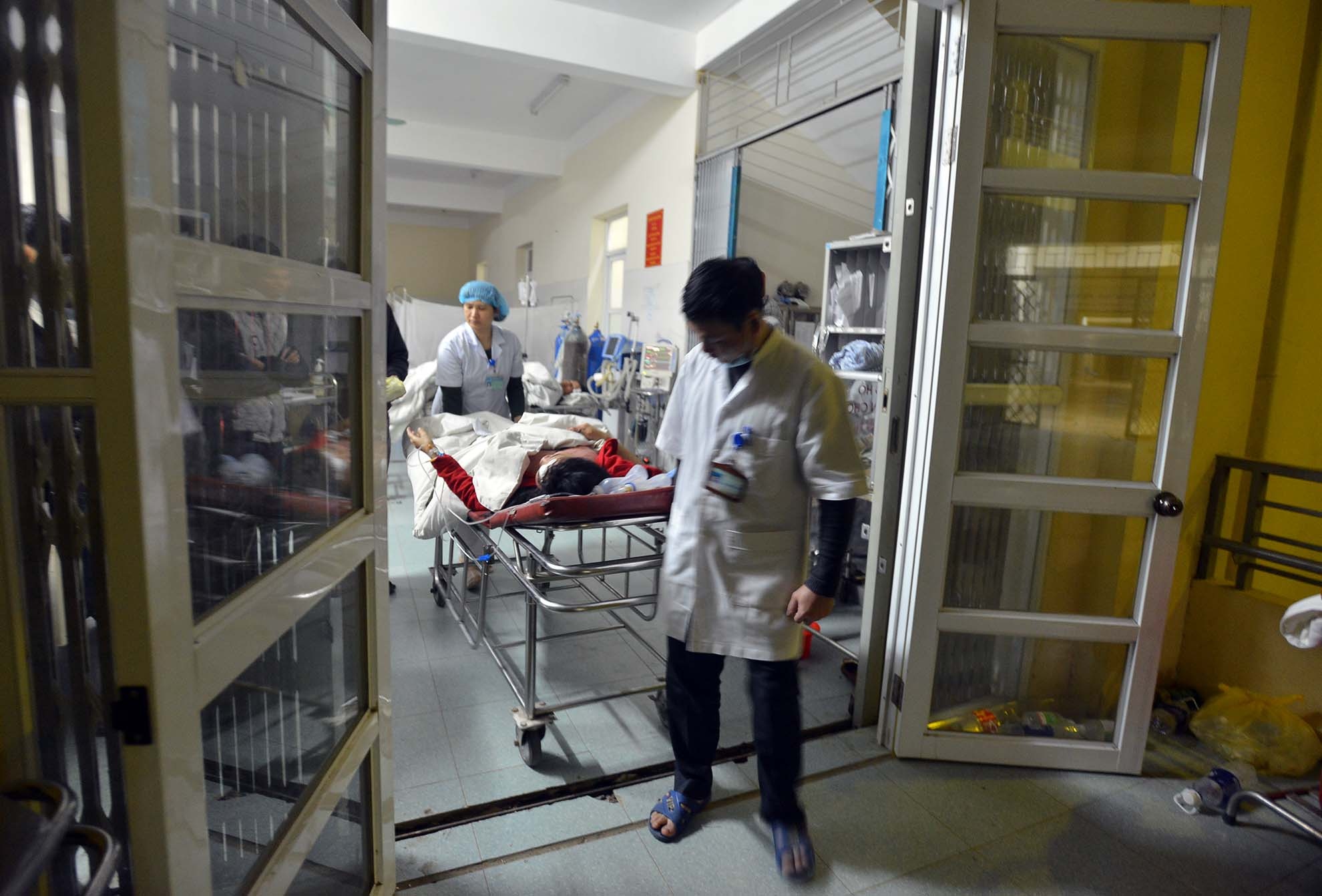 xe bon dam xe khach giua deo anh 1