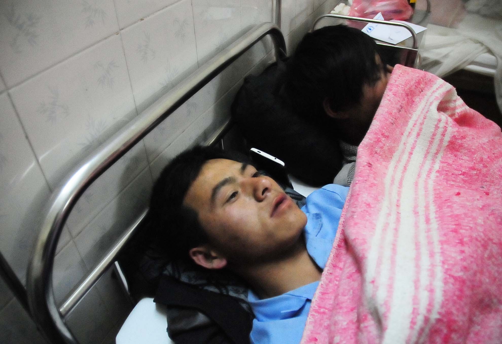 xe bon dam xe khach giua deo anh 3