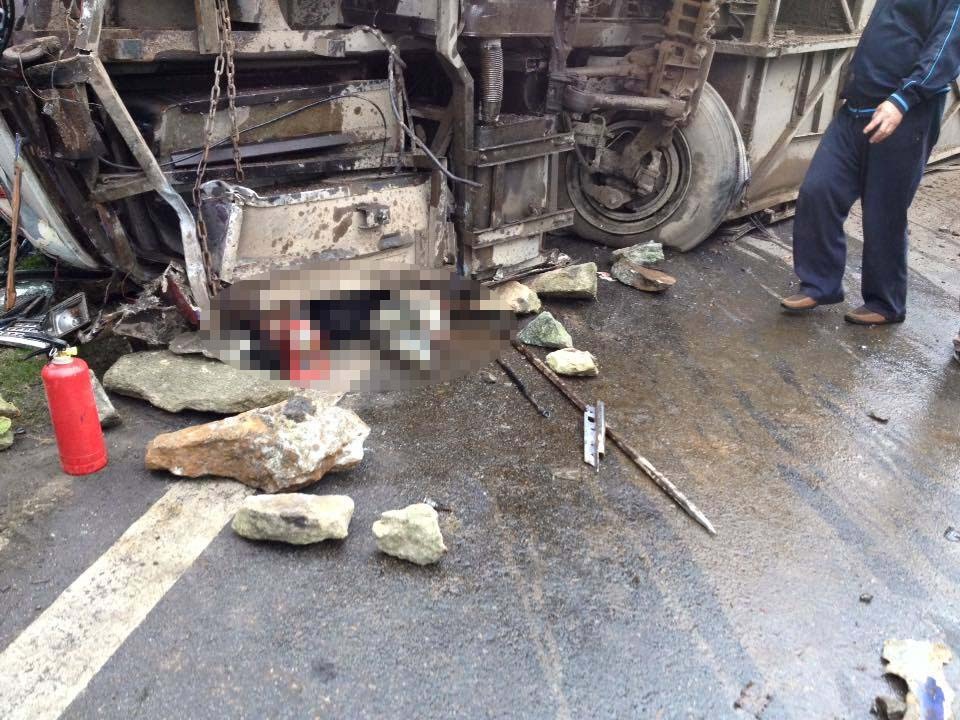 Doi dau xe khach, xe tai lat nghieng de chet nguoi hinh anh