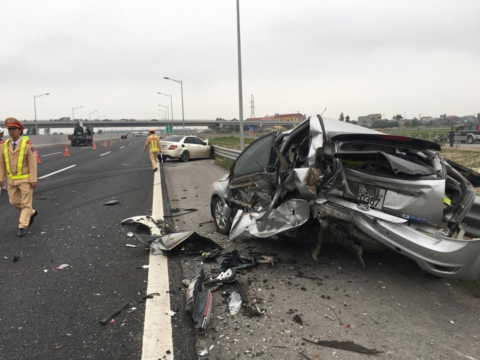 Mercedes dam nat xe Ford tren cao toc Ha Noi - Hai Phong hinh anh