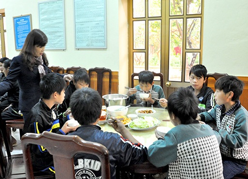 9 tre em bi lua sang Trung Quoc lam thue hinh anh