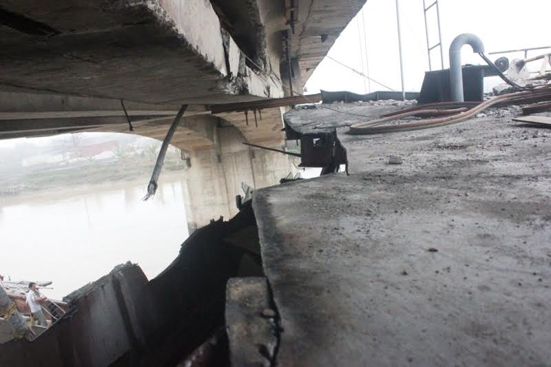 Tau thuy dam nat dam cau anh 2