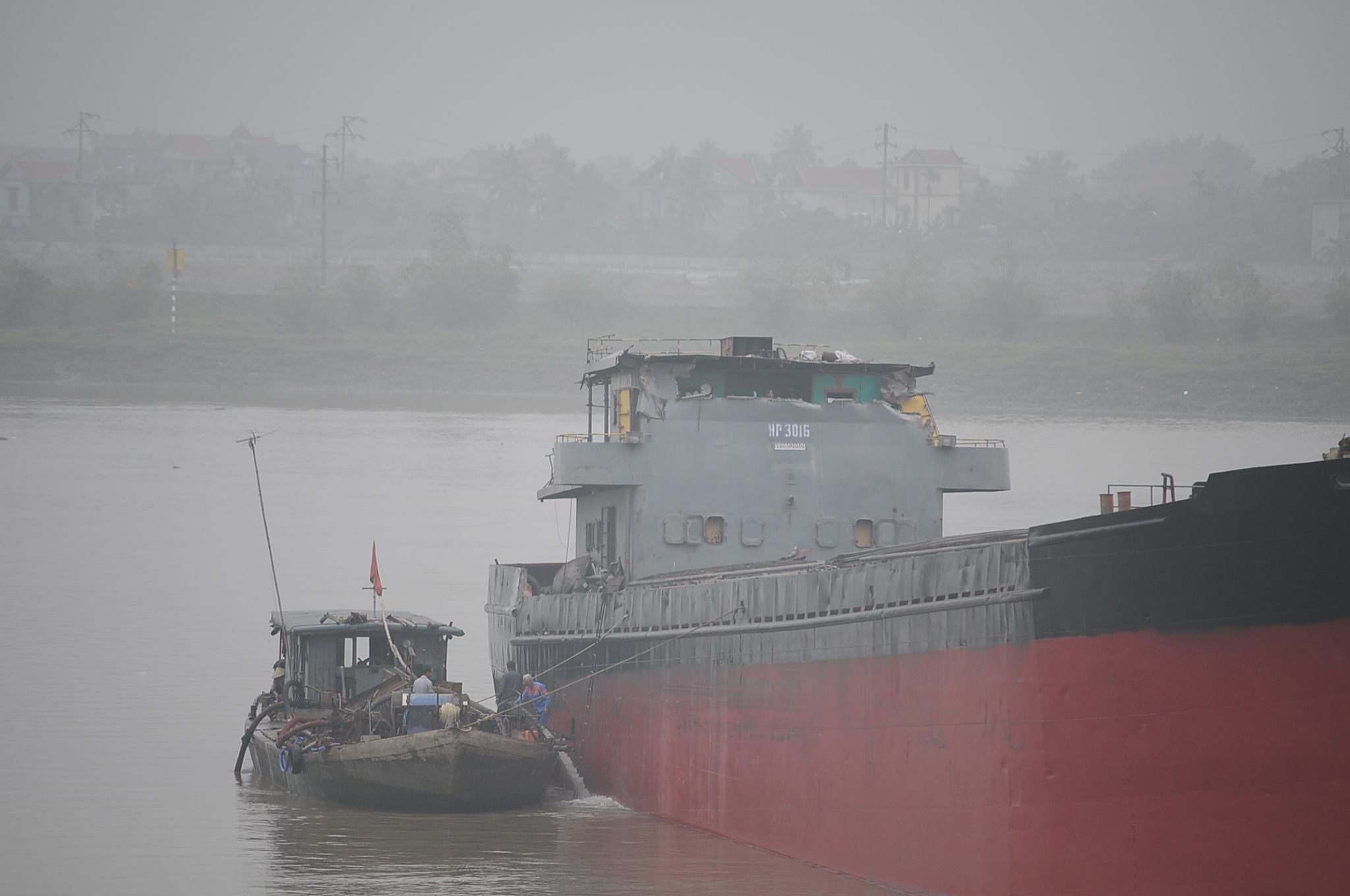 Cat cabin giai cuu tau thuy dam nat dam cau An Thai hinh anh