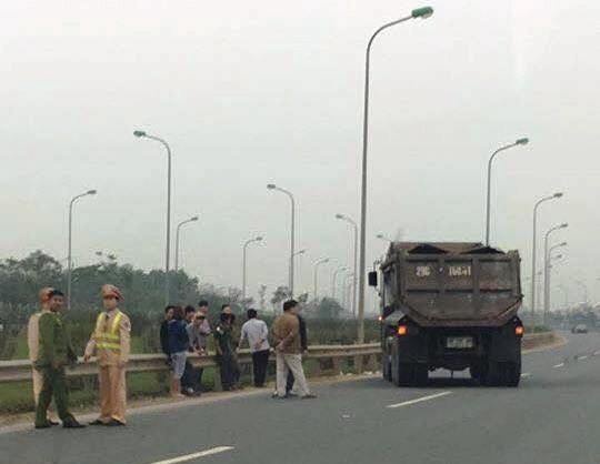 Xe tai dam CSGT bi thuong anh 1