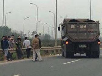 CSGT bi xe tai dam guc tren cao toc hinh anh